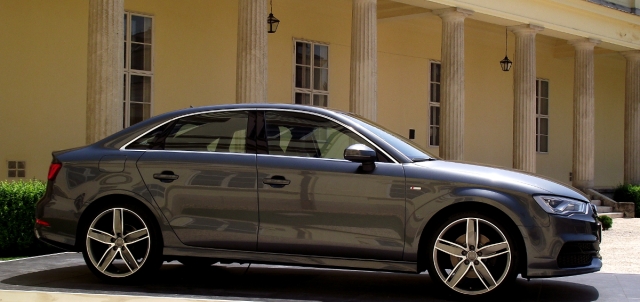 2014er Audi A3 Limousine (8VS) in Daytonagrau Perleffekt in der Seitenansicht.